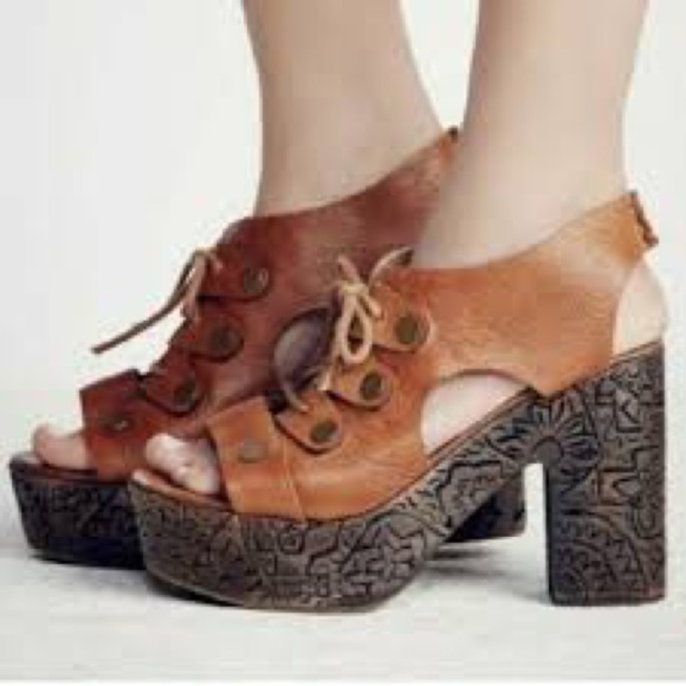 Free People Farrah Whiskey Wooden Etched Eyelet Leather Clogs 38 - Picture 3 of 13